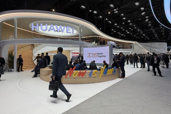 Ce am văzut la standul Huawei de la MWC 2026: ceas pentru maratoniști, tabletă pliabilă, Pura X