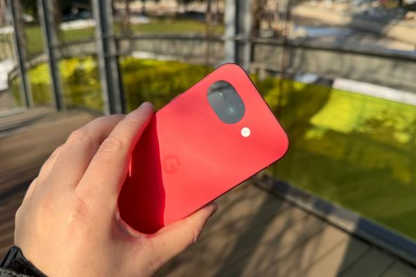 Google Pixel 10a: Camera duală păstrată de la predecesor, cu focalizare foarte bună, bokeh Pro și selfie-uri expresive