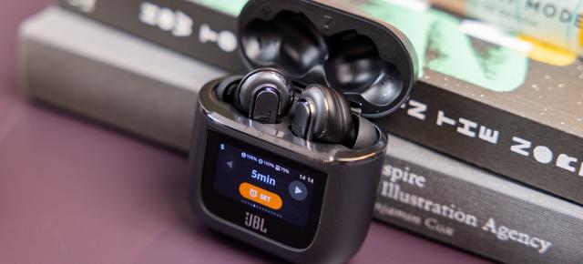 RESIGILATUL ZILEI #115: JBL Tour Pro 3 – căști True Wireless cu Smart Charging Case, ecran tactil avansat și control total al experienței audio