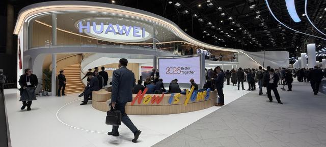 Ce am văzut la standul Huawei de la MWC 2026: ceas pentru maratoniști, tabletă pliabilă, Pura X