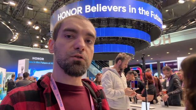 <b>MWC 2026: Turul standului HONOR de la MWC - roboți, acvarii cu Magic V6 scufundat, coadă la Robot Phone (iar)</b>După ce am fost la evenimentul pre-MWC de la HONOR și am încercat să filmez Robot Phone, m-am lăsat păgubaș... până a început MWC 2026 la Fira Barcelona. Acolo puteam să mă apropii ceva mai mult și de telefonul robot cu gimbal, dar și de robotul umanoid