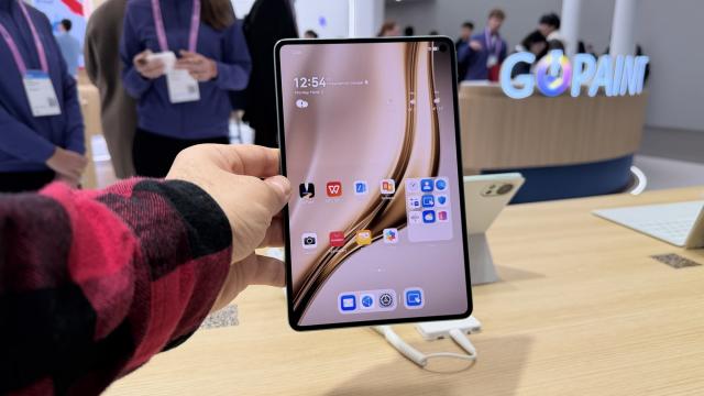 <b>MWC 2026: HUAWEI MatePad Mini hands-on - Tabletă compactă și ușoară, cu display OLED de 8.8 inch</b>Alex se află zilele acestea la MWC 2026, târgul tehnologic din Barcelona, locul în care marii producători își etalează noutățile anului. Printre device-urile care ne-au atras atenția se numără și HUAWEI MatePad Mini, noua tabletă compactă din portofoliul