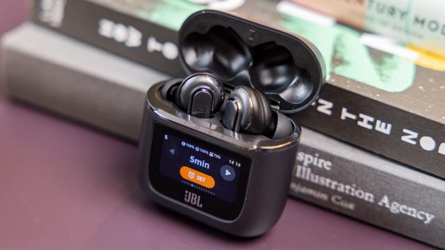 <b>RESIGILATUL ZILEI #115: JBL Tour Pro 3 – căști True Wireless cu Smart Charging Case, ecran tactil avansat și control total al experienței audio</b>Salutare și bine ai revenit la un nou episod din „RESIGILATUL ZILEI”! Astăzi vorbim despre JBL Tour Pro 3, unele dintre cele mai bine echipate căști true wireless din segmentul premium. Nu sunt simple modele in-ear, ci un pachet audio complet, care aduce 