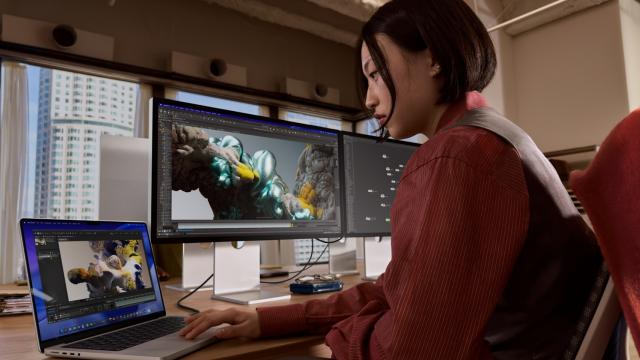 <b>Apple lansează seria Studio Display (2026): Două monitoare de top pentru „muncă grea”, editare foto-video, animații, modelare 3D</b>Deși așteptăm cu sufletul la gură noul MacBook accesibil, Apple ne șicanează și lansează în schimb Studio Display. Vorbim chiar despre o serie de această dată, din ea făcând parte două monitoare de top: Studio Display și Studio Display XDR