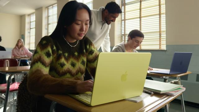 <b>Apple lansează MacBook Neo, primul MacBook de 599 dolari cu cip A18 Pro și autonomie de până la 16 ore</b>Iată că leak-ul de ieri a fost corect, iar Apple a anunțat astăzi lansarea lui MacBook Neo, un laptop complet nou care marchează intrarea companiei într-o zonă de preț mult mai accesibilă. Este cel mai ieftin MacBook lansat vreodată, cu preț de pornire