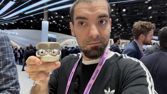 <b>MWC 2026: HUAWEI FreeBuds Pro 5 hands-on - ANC mai puternic, latență mică prin NearLink și până la 38 ore de autonomie</b>Huawei a adus la MWC 2026 și noile căști HUAWEI FreeBuds Pro 5, iar Alex a reușit să pună mâna pe ele direct la standul companiei din Barcelona. La prima vedere par mai compacte decât generația trecută, iar Huawei promite și un upgrade serios la capitolul