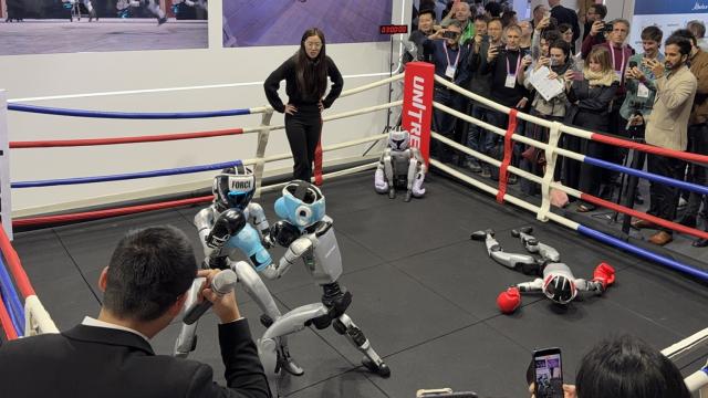 <b>MWC 2026: Am văzut un meci de box cu roboți și un robot câine Unitree demn de Metal Gear Solid - haos controlat!</b>Prin anii '90 mă uitam cu gura căscată la echipamentele folosite de soldații din jocurile „Metal Gear Solid”, dar acum suntem... cam acolo. Drone, câini robot, exoschelete. În trecere printre standurile de la MWC 2026 mi-a furat privirea o gloată