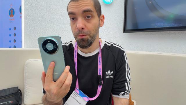 <b>Huawei Mate 80 Pro Hands on în Barcelona: povestea telefonului care vine... sau nu în Europa? (Video)</b>Huawei Mate 80 Pro a fost parte a evenimentului global ținut recent la Madrid și, cu toate astea... nu vine în Europa. Am avut ocazia să pun mâna pe el la MWC 2026, în Barcelona, iar impresii despre terminal aflați mai jos
