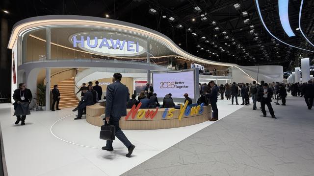 <b>Ce am văzut la standul Huawei de la MWC 2026: ceas pentru maratoniști, tabletă pliabilă, Pura X</b>Huawei și-a pus bine standul de la MWC 2026, fix la intrare, imediat cum intri. Aici am găsit niște produse care încă nu s-au lansat în Europa, cel puțin nu încă, și altele care nu vor ajunge la noi vreodată, din păcate. Despre ce e vorba aflați mai jos