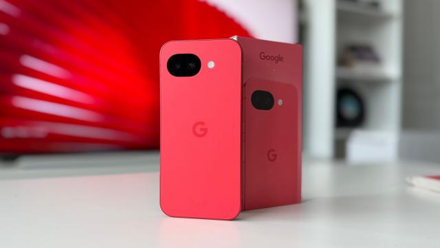 <b>Google Pixel 10a: Upgrade-uri hardware minime, același Tensor G4 și fără upgrade de RAM</b>Nu sunt prea multe de spus la capitolul hardware în cazul lui Google Pixel 10a, pentru că rețeta rămâne aceeași. Nu se schimbă nici procesorul, astfel că singura noutate vizibilă este protecția actualizată de ecran și încărcarea mai rapidă