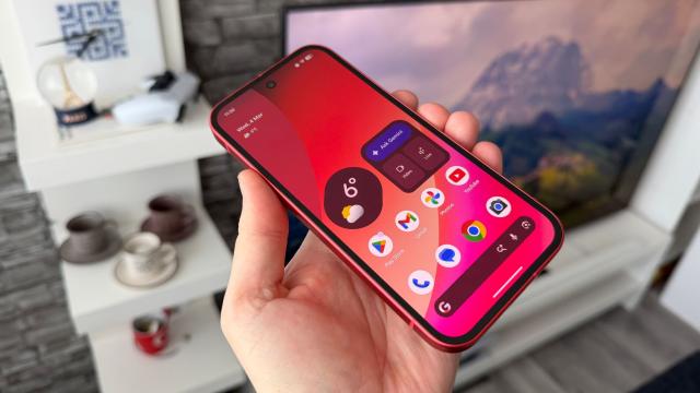 <b>Google Pixel 10a: Cel mai luminos display de mid-range! Din top 10 cele mai luminoase display-uri de telefoane, 7 sunt Pixel</b>Trecem la display și descoperim pe Google Pixel 10a fix același ecran de la predecesor. Este un P-OLED de 6.3 inch cu rezoluție de 2424 x 1080 pixeli, rată de refresh de 120Hz, densitate de 422 ppi. Sunt și ceva modificări aici