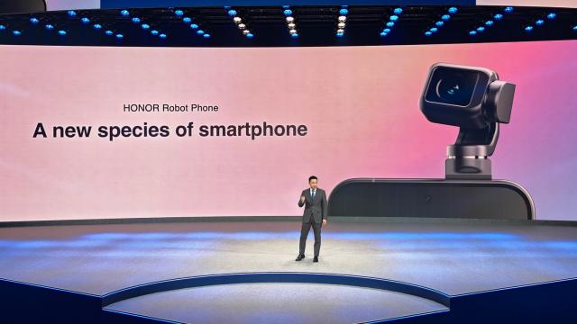 <b>HONOR vorbește despre „Augmented Human Intelligence” la MWC 2026; Robot Phone devine piesa centrală a prezentării</b>La Mobile World Congress 2026, HONOR a adus în prim-plan ideea „Augmented Human Intelligence” (prescurtat AHI). Vorbim despre un concept ce descrie modul în care inteligența artificială ar trebui să completeze capacitățile oamenilor