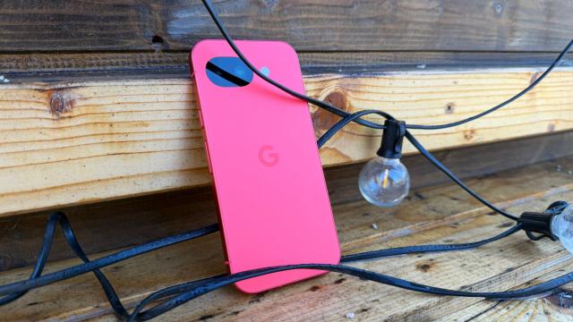 <b>Google Pixel 10a: Bateria păstrează capacitatea de la predecesor, dar cum arată rezultatele?</b>Ce știe bateria lui Google Pixel 10a în condițiile în care rămâne la 5100 mAh și nici procesorul nu se schimbă încât să vorbim despre optimizări de consum? Ne convingem în rândurile de mai jos și avem drept comparație