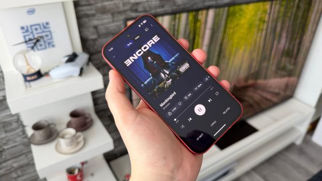 <b>Google Pixel 10a: Acustică stereo care îți va satisface nevoile de consum audio tare</b>Cum schimbările sunt minime de la o generație la alta în cazul Pixel 9a - Pixel 10a, era greu ca difuzoarele să fie actualizate. Avem același setup și pe noul model, unul stereo cu speaker jos și earpiece în zona superioară. La fel cum 