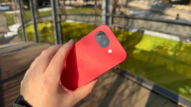 <b>Google Pixel 10a: Camera duală păstrată de la predecesor, cu focalizare foarte bună, bokeh Pro și selfie-uri expresive</b>Google nu umblă la camera lui Pixel 10a și e cam cum am lăsat-o la predecesor. Setup-ul este unul dual în spate și mă refer aici la camera wide de 48 mpx cu senzor de 1/2.0", focală de 25mm, pixeli de 0.8 microni, deschidere f/1.7