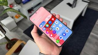 Samsung Galaxy S26 FE: Display cu o unghie peste Galaxy A56, imersiv