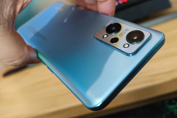 realme GT Neo 2: Design încântător de privit, cu un gradient hipnotizant