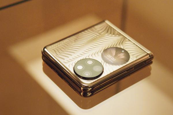 Smartphone-ul pliabil Huawei P50 Pocket se lasă admirat în imagini reale pe o nuanță aurie, elegantă