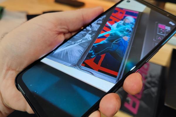 ASUS ROG Phone 5s: Display mare şi luminos, calibrat de profesionişti 