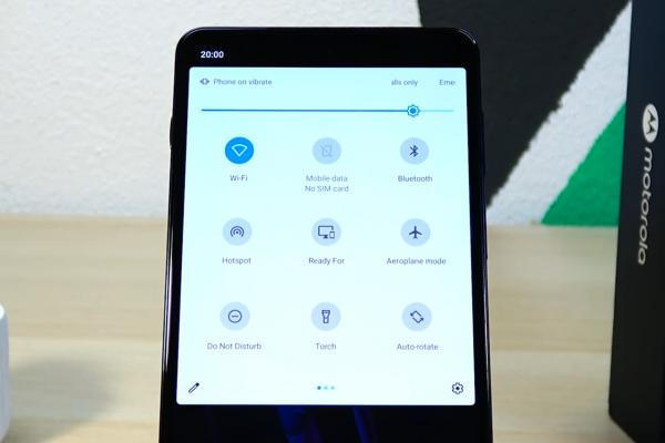 Motorola Edge 20 Pro: Conectivitate de high midrange, cu port USB-C ce scoate semnal video