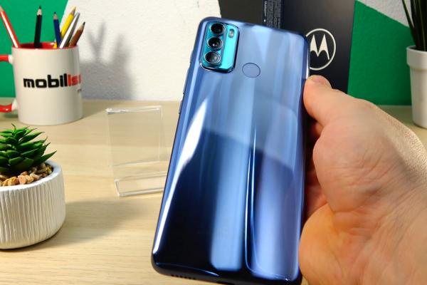Motorola Moto G60: Design fără prea multă imaginaţie, spatele e captivant