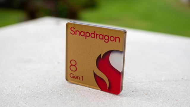 <b>Procesorul Qualcomm Snapdragon 8 Gen 1 ar avea probleme de supraîncălzire la primele teste pe Motorola Edge X30</b>Pe 30 noiembrie Qualcomm a prezentat procesorul Snapdragon 8 Gen 1, care se va regăsi pe marile flagshipuri din 2022. Motorola şi-a adjudecat premiera de ieri, odată cu prezentarea lui Edge X30, primul telefon dotat cu acest 