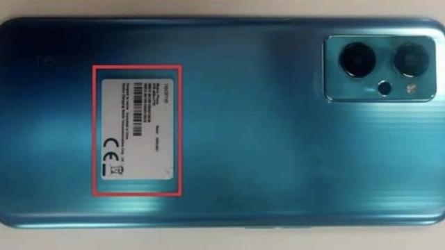 <b>realme 9i se afișează într-o fotografie reală, direct de pe masa de certificare FCC</b>În ultima săptămână am aflat și multe detalii despre seria de telefoane realme 9 pe care o așteptăm lansată în prima parte a lunii ianuarie 2022 și care include și varianta numită realme 9i. Aceasta din urmă tocmai ce a primit certificările