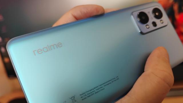 <b>realme GT Neo 2: Hardware high midrange cu preţ just</b>realme GT Neo 2 împarte multe din dotări cu realme GT 5G şi cu realme GT Master Edition, dar reuşeşte să şi pluseze faţă de ele. Pentru început are ecranul şi bateria mai mare, iar procesorul e undeva între cele două modele. Telefonul aduce un ecran