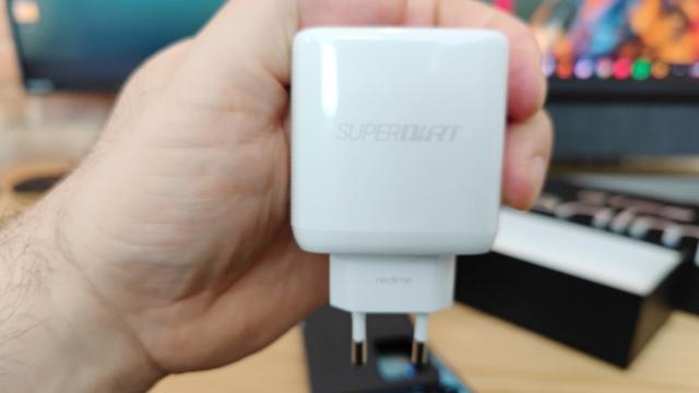 <b>realme GT Neo 2: Bateria campion absolut din 2021, fără drept de apel</b>realme ne-a dovedit că face ceva special cu autonomia pe telefoanele sale. Încă de când am testat realme 8 şi realme 8 Pro prin mai ele s-au cocoțat rapid în top 10 autonomie la testele noastre. Nu era o coincidenţă, deoarece şi realme GT 5G avea