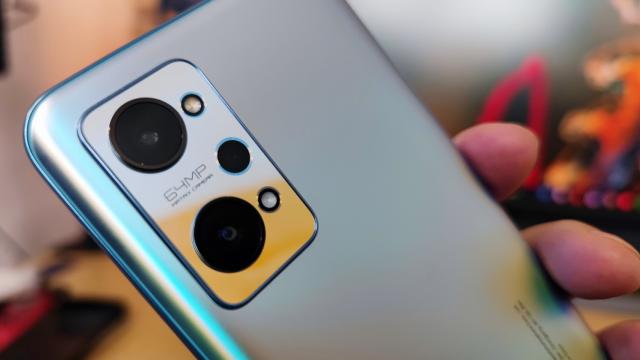 <b>realme GT Neo 2: Cameră cu câteva surprize, plusuri faţă de realme GT 5G</b>realme GT Neo 2 are aceleaşi camere ca şi realme GT 5G, de la cea frontală de 16 MP la cele 3 din spate, de 64 MP + 8 MP + 2 MP. Cumva totuşi... fotografiile arată diferit şi asta cred că ţine de procesare, de ISP.  În faţă, decupată în ecran avem o