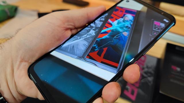 <b>ASUS ROG Phone 5s: Display mare şi luminos, calibrat de profesionişti </b>Ecranul este piesa de bază a unui telefon de gaming, e modul în care interacţionam cu jocurile pe care le îndrăgim atât de mult. În cazul de faţă panoul are cam aceleaşi date ale problemei că la ASUS ROG Phone 5, cu o schimbare. O aflaţi mai jos