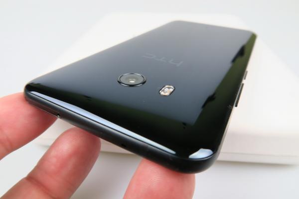 HTC U11 Unboxing: cantitate generoasă de accesorii, primul contact cu Snapdragon 835