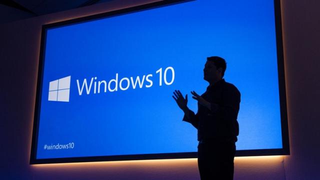 <b>Microsoft Windows 10 CShell şi interfaţa adaptivă asociată primesc un demo un telefon! (Video)</b>În urmă cu doar câteva luni apăreau în mediul online și o serie de indicii potrivit cărora Microsoft lucrează la implementarea unei noi platforme numită Windows 10 CShell. Aceasta are rolul de a introduce o interfață adaptică ce va fi regăsită pe toate