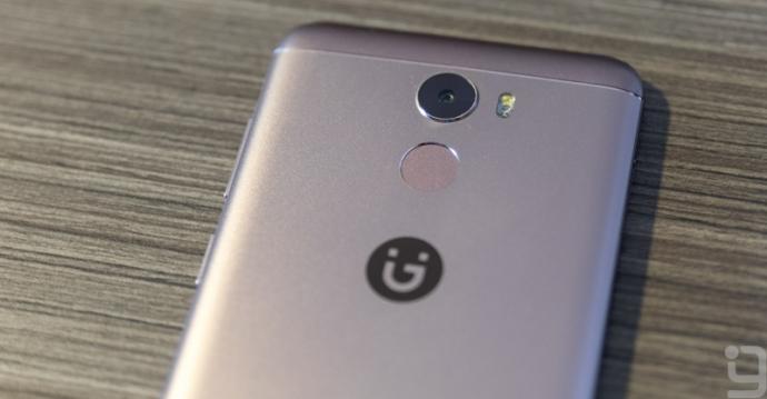 <b>Gionee A1 Lite vine cu o cameră selfie de 20 megapixeli și baterie de 4000 mAh; telefonul debutează la un preț de 260 dolari</b>Compania chineză Gionee a anunțat astăzi lansarea smartphone-ului A1 Lite, terminal ce se axează asupra camerei selfie de 20 megapixeli pe care o oferă la pachet. Avem așadar de-a face cu un selfie-phone, unul ce dispune și de bliț pentru ca 