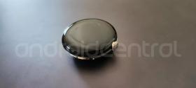 Google Pixel Watch apare în fotografii reale! Un prototip uitat într-un bar dezvăluie designul primului smartwatch din portofoliul companiei
