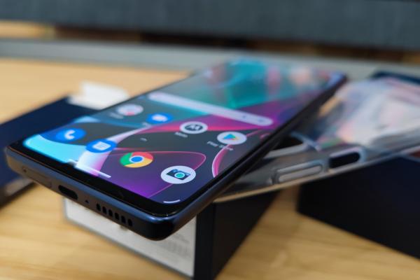 Android 12 ajunge acum pe Motorola Moto G200 5G, unul dintre cele mai ieftine telefoane cu procesor Snapdragon 888+