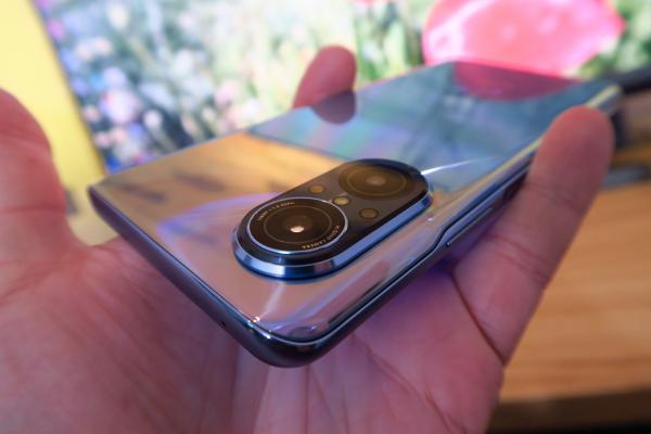 Huawei nova 9 SE Unboxing: telefon multimedia pentru tineri, cu niscai gaming în vizor şi spate hipnotic