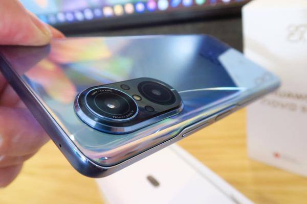 Huawei Nova 9 SE: Design lucios, curbat, magnet de priviri şi amprente