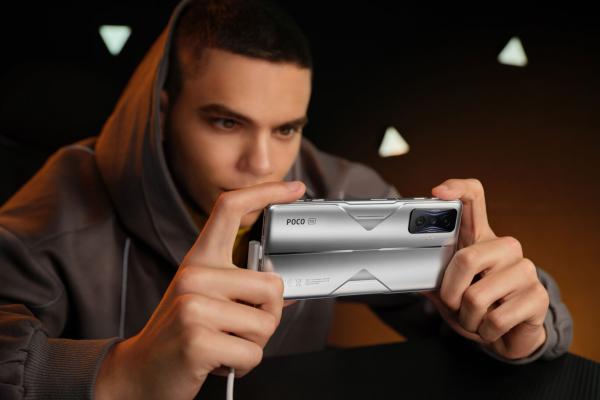 POCO F4 GT a sosit: telefon de gaming de 499 euro, cu butoane trăgaci magnetice, CPU Snapdragon 8 Gen 1