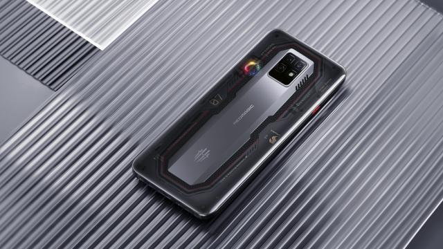 <b>Nubia Red Magic 7 Pro debutează la nivel global! Smartphone cu senzor selfie ascuns sub display, CPU custom Red Core 1, spate transparent</b>Această zi de 12 aprilie marchează și debutul global al smartphone-ului de gaming Nubia Red Magic 7 Pro. Este vorba despre un prim telefon dedicat gamingului de la Nubia cu senzor foto integrat sub display și care integrează noul procesor Red Core 1