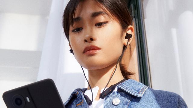 <b>OnePlus 10R apare într-o postare Amazon India, cu un spate dual-tone și modul de cameră foto nou</b>Încă de prin luna ianuarie a acestui an se vorbește despre existența unui smartphone numit OnePlus 10R, terminal care a avut dezvăluite dotări, apariții în schițe iar mai recent și randări ajunse online. Am aflat că lansarea sa va avea 