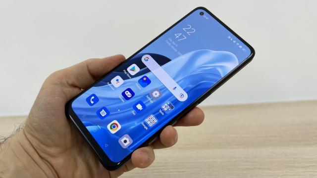 <b>OPPO Reno7 Lite: Display de calitate, viu colorat şi luminos</b>OPPO Reno7 Lite are un display AMOLED de 6.43 inch, cu rezoluţie de 2400 x 1080 pixeli. El se mulțumește cu refresh rate de 60 Hz şi vine cu o protecţie din plastic din fabrică. Integrează şi cititorul de amprente optic, dar şi decupajul pentru camera