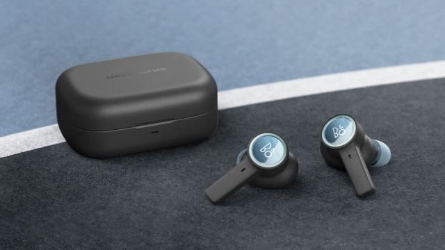 <b>Bang & Olufsen prezintă căștile wireless Beoplay EX, model premium cu ANC și design stil AirPods Pro</b>Pe final de lună iulie 2021 cei de la Bang & Olufsen anunțau lansarea căștilor Beoplay EQ, primul model in-ear din portofoliul cu ANC la bord. Fast forward în aprilie 2022 și avem de-a face cu o pereche proaspătă de căști wireless cu ANC 