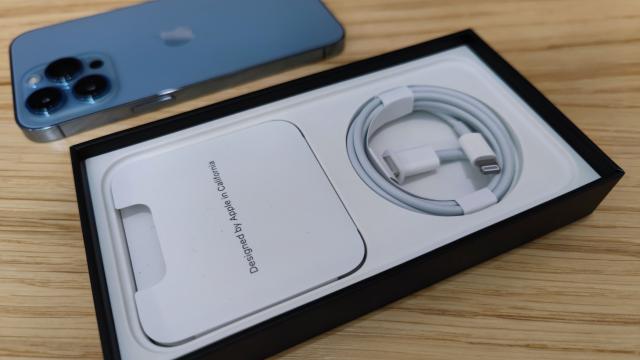 <b>Apple este amendată în Brazilia pentru că nu i-a oferit încărcător unui cumpărător de iPhone, deși legea obligă la includerea accesoriului</b>După cum v-am informat și noi într-o serie de articole anterioare, în Brazilia cei de la Apple sunt obligați să ofere încărcătoare la pachet cu telefoanele comercializate. Până acum părea că firma din Cupertino s-a supus legii braziliene