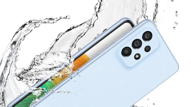 <b>Preț și disponibilitate Samsung Galaxy A33 5G în România (+ Sterilizator UV cadou)</b>Pe final de lună aprilie îl avem disponibil pe cale oficială în România și pe Samsung Galaxy A33 5G, un telefon interesant prin prisma faptului că oferă certificare pentru rezistență la apă, ba chiar și o cameră cu OIS. Îi descoperim împreună