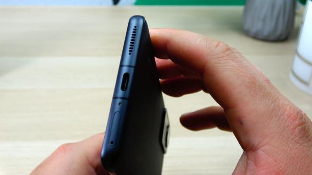 <b>Xiaomi 12 Pro: Acustică stereo cu 4 difuzoare, echilibrată dar cumva înfrânată</b>Xiaomi 12 Pro vine cu o propunere specială: o configuraţie cu 4 difuzoare, cu un tweeter şi un woofer şi sus şi jos. Xiaomi şi-a propus ca în acest mod să echilibreze experiența audio şi să nu aibă un speaker mai puternic şi unul mai slab