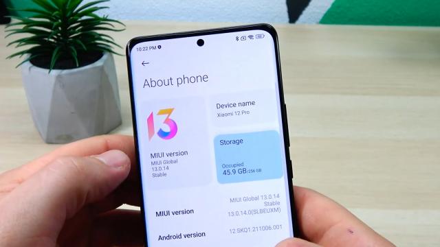 <b>Xiaomi 12 Pro: OS, UI, aplicaţii sub imperiul optimizatului MIUI 13</b>Cât despre software, aici lucrăm cu Android 12 şi MIUI 13. Nu e foarte multă noutate la vedere, ci mai degrabă în fundal. Avem Liquid Storage, care îmbunătăţeşte defragmentarea cu 60%. Eficienta proceselor din fundal a crescut cu 40%, iar consumul