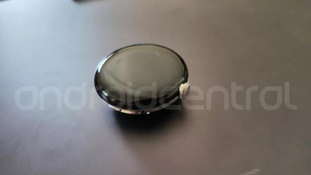 <b>Google Pixel Watch apare în fotografii reale! Un prototip uitat într-un bar dezvăluie designul primului smartwatch din portofoliul companiei</b>Conform zvonurilor apărute pe web în ultima perioadă, Google lucrează la un prim smartwatch. E cunoscut sub numele de „Pixel Watch” și pare-că un prototip al acestui purtabil a fost pierdut de către un tester. Acest ceas a fost găsit într-un bar conform