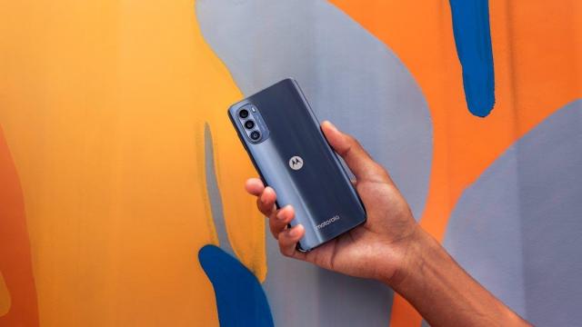 <b>Motorola Moto G82 își face apariția în randări; Telefonul a primit certificarea TENAA și pare gata de debut</b>După lansarea flagship-ului Edge 30 Pro, Motorola a început să anunțe și modele midrange în acest an. După debutul lui Moto G52, pare-că ni se pregătește și modelul Moto G82. El și-a făcut recent apariția în baza de date TENAA