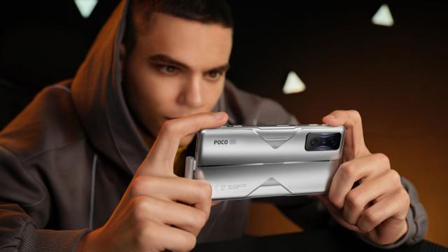 <b>POCO F4 GT a sosit: telefon de gaming de 499 euro, cu butoane trăgaci magnetice, CPU Snapdragon 8 Gen 1</b>POCO a ţinut un eveniment important astăzi, în cadrul căruia a prezentat atât un telefon de gaming, POCO F4 GT, cât şi primul său ceas POCO Watch. Despre acesta din urmă avem un articol separat, dar telefonul îl acoperim chiar aici